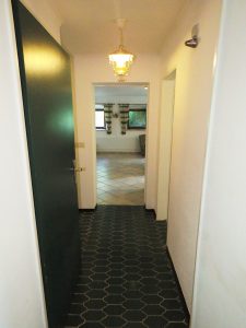 Flur zur Wohnung im EG