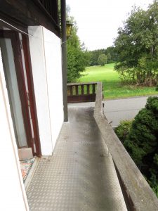 Blick vom Balkon auf die Wiese