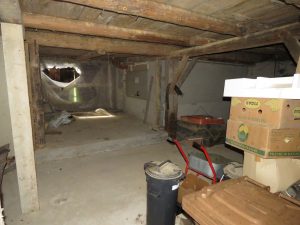 ehemaliger Stall mit Tor zum Grundstück