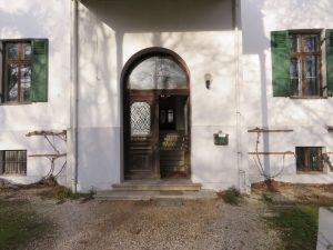 Hauseingang mit Rundbogentür