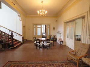 lichtdurchflutete Empfangshalle