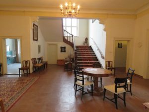 Empfangshalle mit offenem Treppenhaus