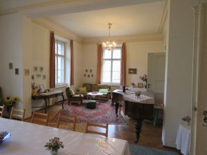 Blick vom Esszimmer in das Klavierzimmer