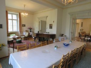 Ess- und Klavierzimmer