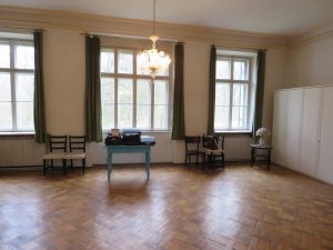 große Fensterfronten im Salon