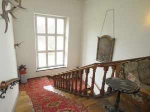 helles Treppenhaus mit großer Fensterfront