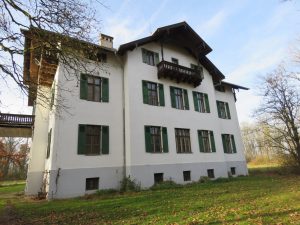 Ostseite mit großen Fenstern