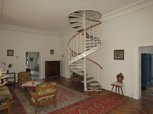 massive Stahlwendeltreppe ins DG