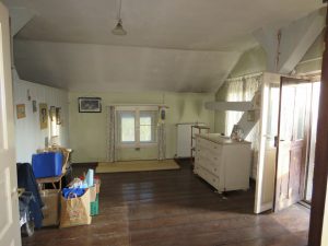 Schlafzimmer mit Kamin und Südbalkon im DG