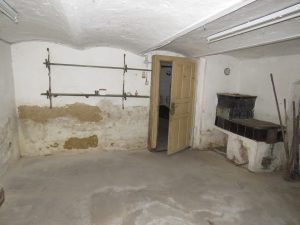 Werkstatt mit Kamin und Gewölbe im UG