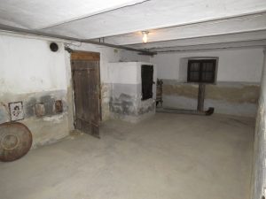Kellerraum mit Räucherkammer und Gewölbe