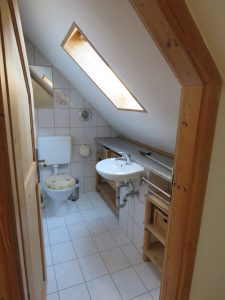 WC mit Waschgelegenheit im DG