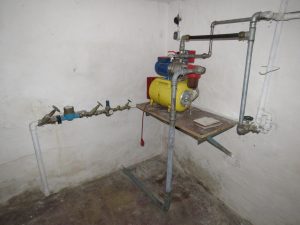 öffentlicher Wasseranschluss und-Hauswasserwerk für die eigene Wasserversorgung