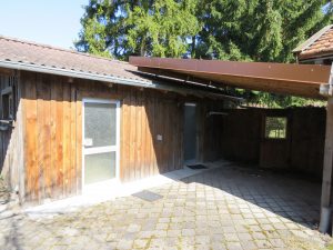 Überdachung vor dem Gartenhaus