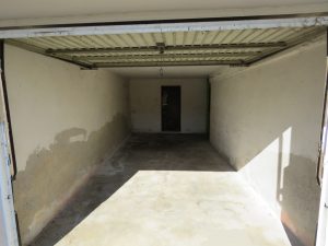 Garage mit Ausgang in den Garten