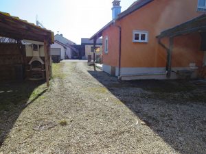 geschotterte Zufahrt