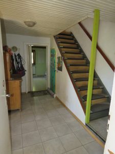 Diele mit Treppenaufgang ins DG