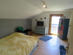 Schlafzimmer mit Ausgang auf den Südbalkon