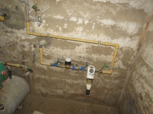 öffentlicher Wasseranschluss und-Hauswasserwerk für die eigene Wasserversorgung