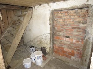 Vorraum hinter dem Haus