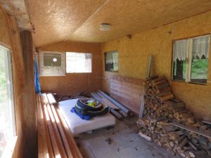 gepflasterter Anbau am Holzschuppen