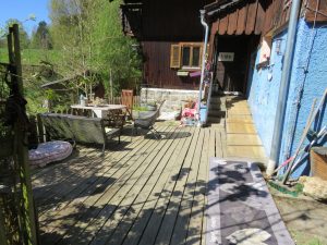 Terrasse mit Holzbelag vor dem Haus