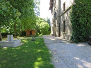 gepflasterter Vorplatz
