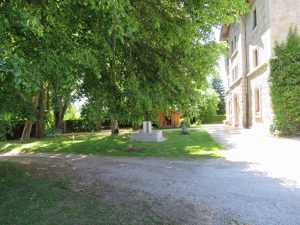 alter Baumbestand vor dem Haus