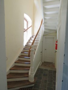 Treppenhaus mit Holztreppe