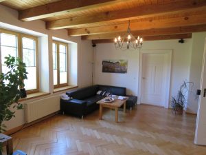 Wohnzimmer mit Holzbalkendecke 2. OG