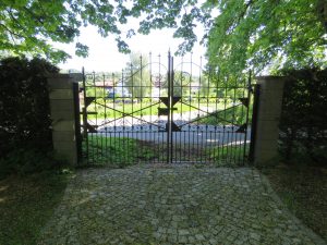 Grundstückszugang mit schmiedeeisernem Tor