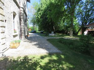 vor dem Haus gepflastert