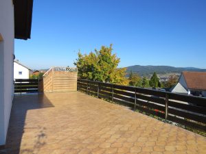 gepflasterte Ostterrasse über dem Anbau