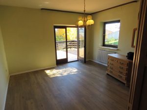 Schlafzimmer mit Ausgang auf die Ostterrasse