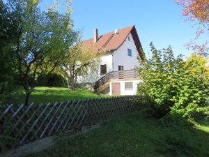 eingezäuntes und bepflanztes Grundstück